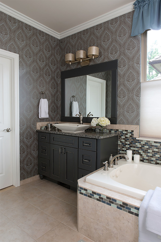 Esempio di una stanza da bagno tradizionale con lavabo a bacinella, ante con riquadro incassato, ante nere, piastrelle multicolore e piastrelle a mosaico
