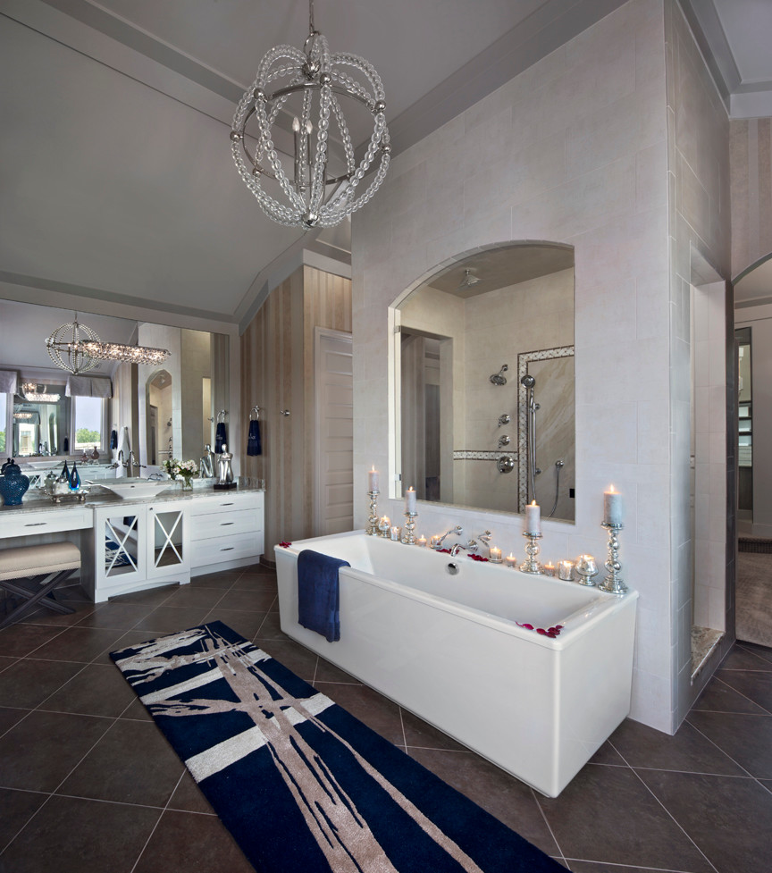 Modelo de cuarto de baño principal clásico renovado extra grande con armarios con paneles empotrados, puertas de armario blancas, encimera de granito y baldosas y/o azulejos beige