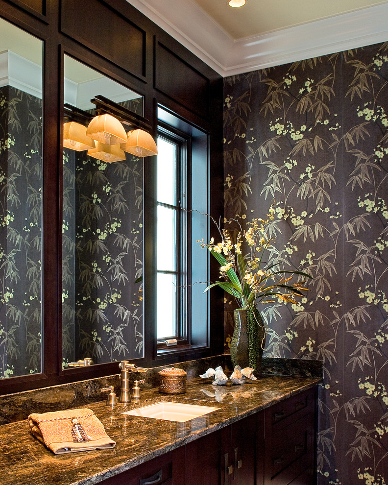 Ispirazione per una stanza da bagno chic con ante in legno chiaro, pareti marroni e top in saponaria