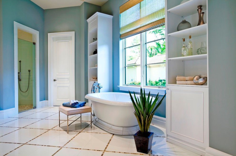 Aménagement d'une douche en alcôve principale classique avec un placard sans porte, des portes de placard blanches, une baignoire indépendante, un carrelage blanc, un mur gris et un sol en linoléum.