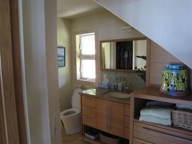Idéer för att renovera ett mellanstort tropiskt en-suite badrum, med släta luckor, skåp i ljust trä, en öppen dusch, en toalettstol med hel cisternkåpa, gul kakel, mosaik, vita väggar, betonggolv, ett undermonterad handfat, granitbänkskiva, rött golv och med dusch som är öppen