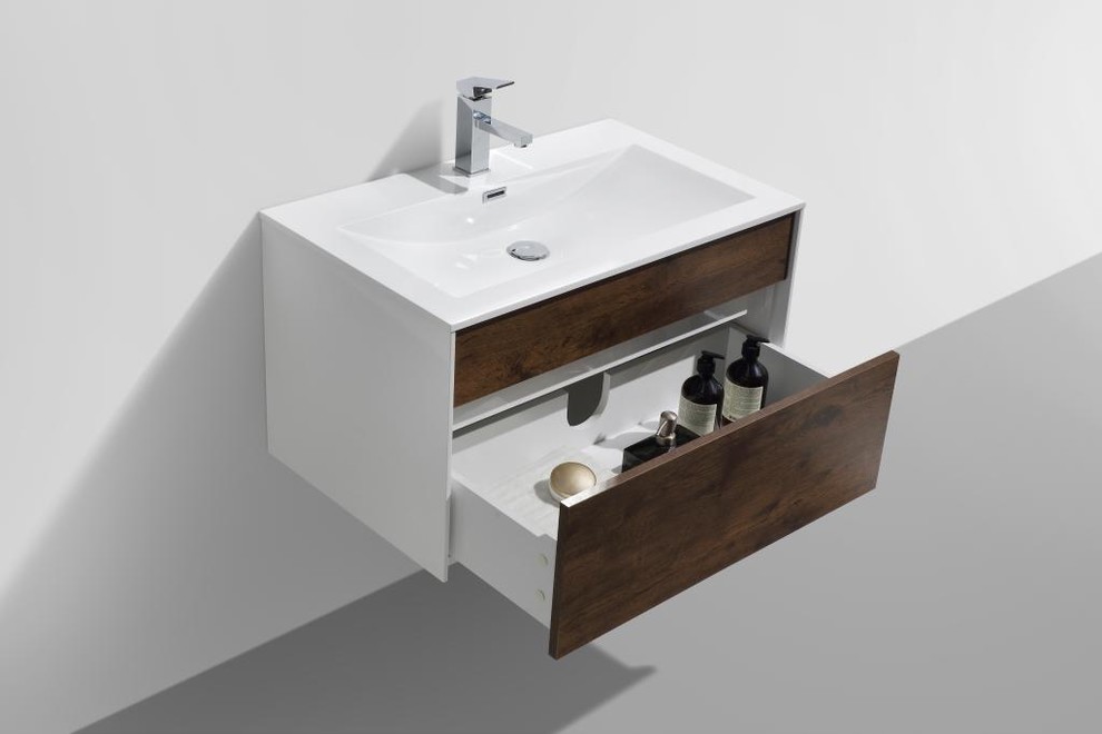 Inredning av ett modernt litet badrum med dusch, med öppna hyllor, skåp i mellenmörkt trä, ett fristående badkar, en öppen dusch, ett undermonterad handfat och laminatbänkskiva