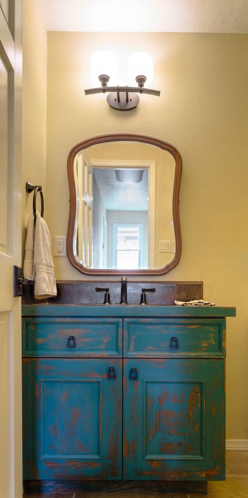 Foto di una stanza da bagno con doccia american style di medie dimensioni con consolle stile comò, ante blu, pareti beige e lavabo sottopiano
