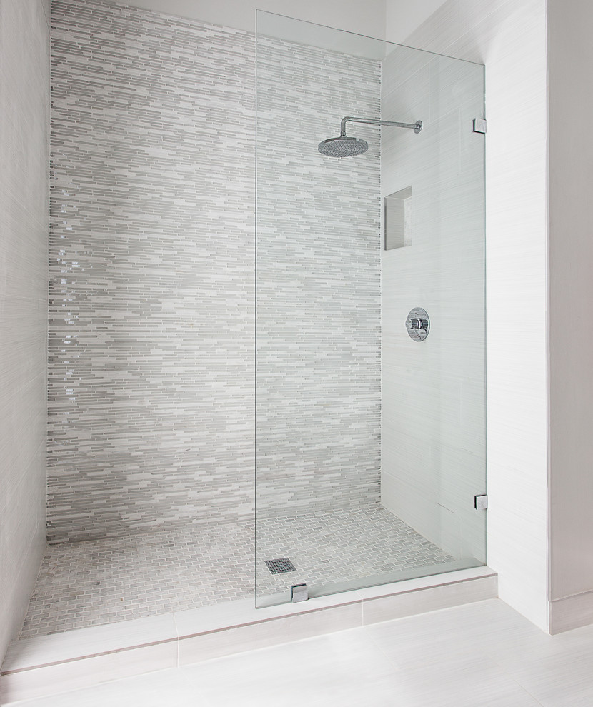 Immagine di una stanza da bagno padronale minimal di medie dimensioni con vasca freestanding, doccia ad angolo, piastrelle grigie, pareti grigie e pavimento in marmo