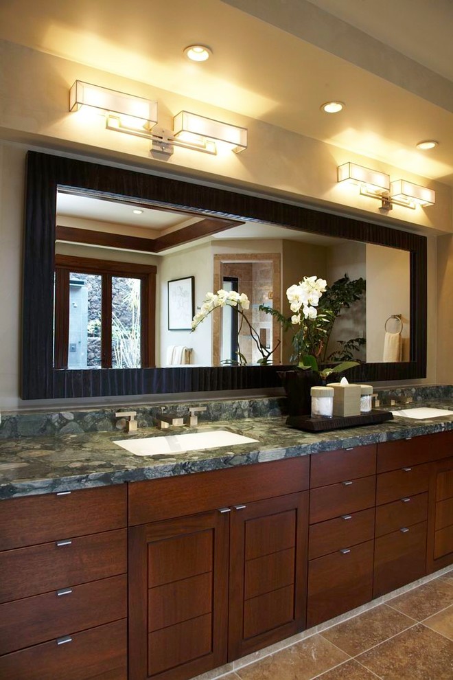 На фото: ванная комната в морском стиле с врезной раковиной, плоскими фасадами, темными деревянными фасадами и бежевыми стенами с