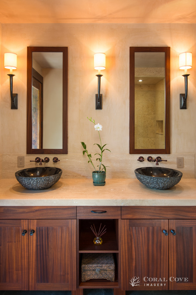 Idee per una stanza da bagno con doccia tropicale di medie dimensioni con ante in legno scuro e pareti beige