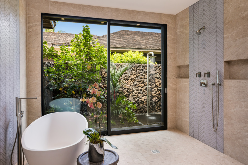Exempel på ett exotiskt en-suite badrum, med ett fristående badkar, en öppen dusch, beige kakel, beiget golv och med dusch som är öppen