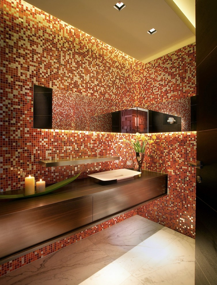 Пример оригинального дизайна: ванная комната в современном стиле с красной плиткой и плиткой мозаикой