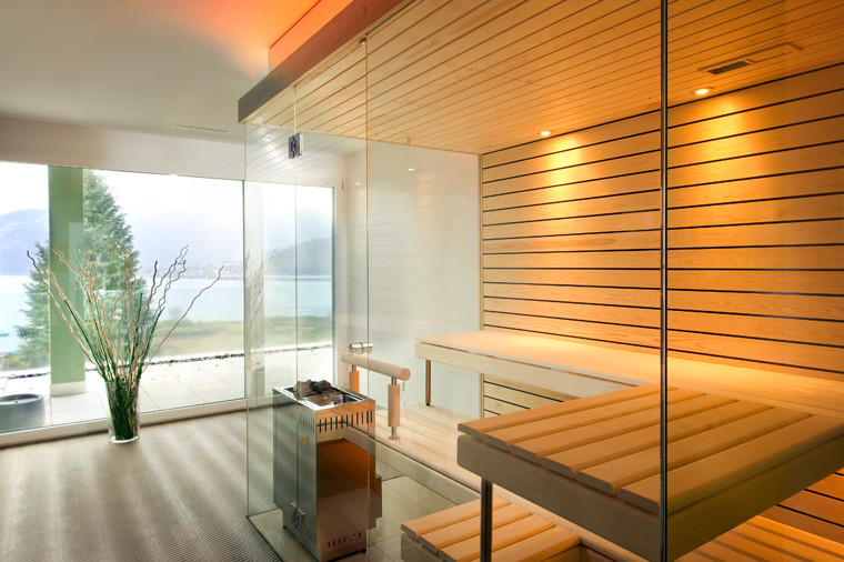 Mittelgroßes Modernes Badezimmer En Suite mit Glasfronten, hellbraunen Holzschränken und Marmorboden in London