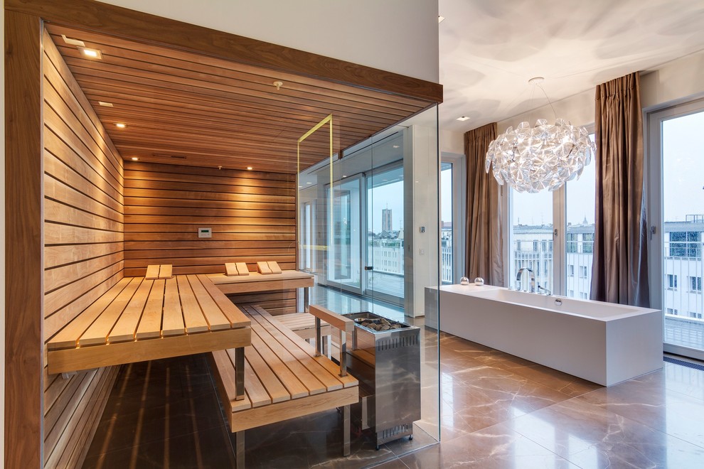 Immagine di un'ampia sauna contemporanea con vasca freestanding e pavimento in marmo