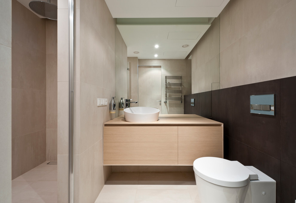 Esempio di una stanza da bagno con doccia contemporanea con ante lisce, ante in legno chiaro, doccia alcova, WC a due pezzi, pareti beige e lavabo a bacinella