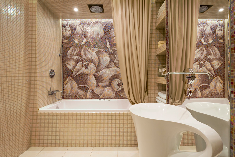 Inspiration för moderna en-suite badrum, med ett badkar i en alkov, beige kakel, flerfärgad kakel, mosaik och ett piedestal handfat