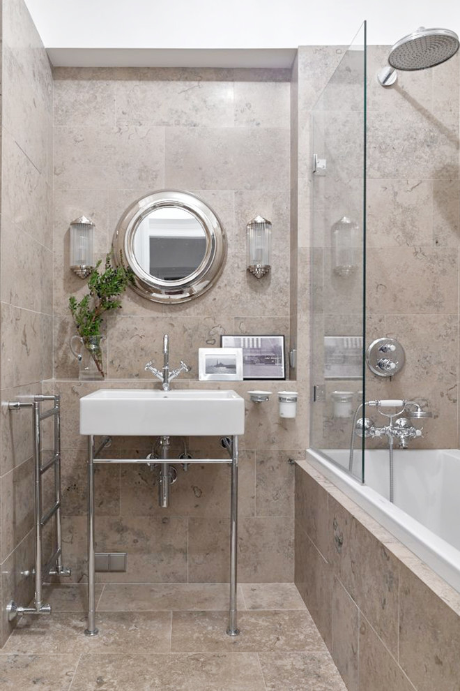 Modernes Badezimmer mit Badewanne in Nische, Duschbadewanne, beigen Fliesen, beiger Wandfarbe und Waschtischkonsole in Moskau