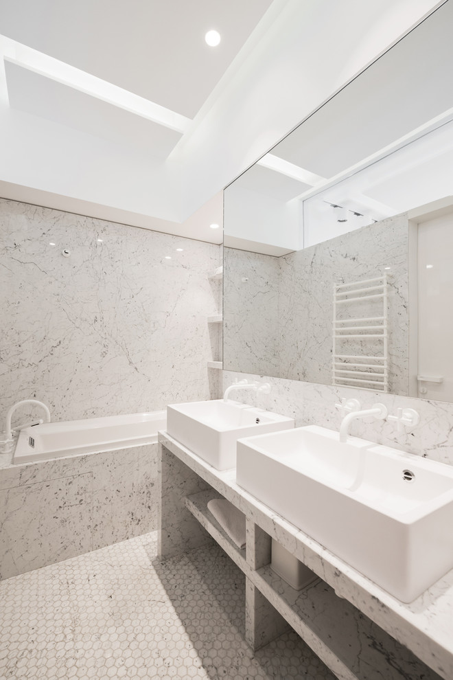 Идея дизайна: главная ванная комната в современном стиле с белой плиткой, каменной плиткой, белыми стенами, мраморным полом, настольной раковиной и мраморной столешницей