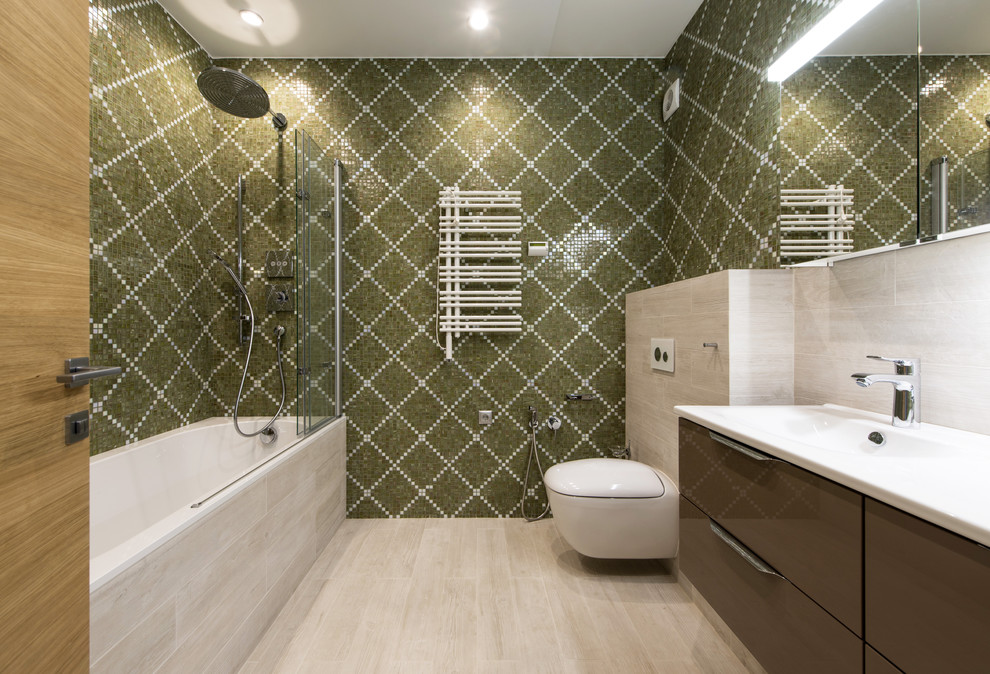 Contemporary family bathroom in Moscow.