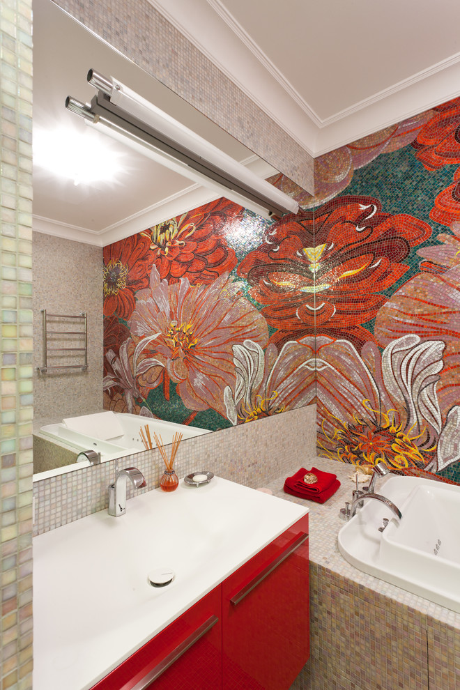 Inredning av ett modernt mellanstort en-suite badrum, med ett integrerad handfat, en hörndusch, en toalettstol med hel cisternkåpa, mosaik, röda väggar och flerfärgad kakel