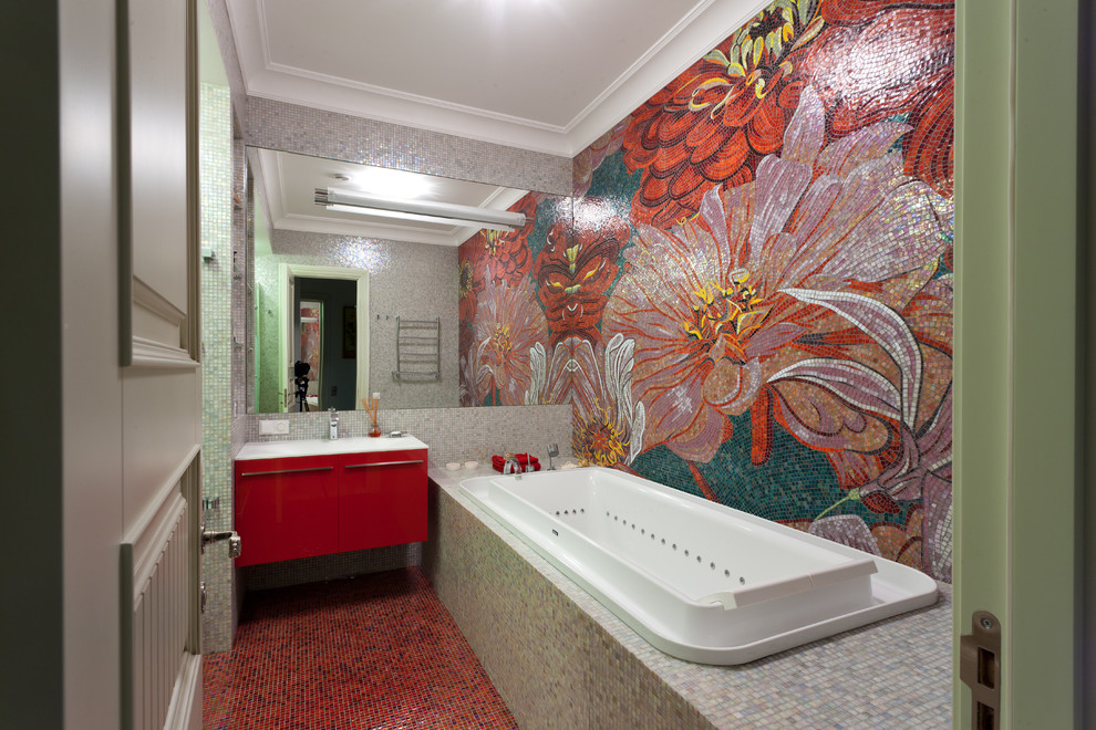 Идея дизайна: маленькая главная ванная комната в современном стиле с монолитной раковиной, угловым душем, унитазом-моноблоком, красной плиткой, разноцветной плиткой, плиткой мозаикой, красными стенами и полом из мозаичной плитки для на участке и в саду