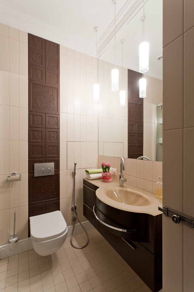 На фото: маленькая детская ванная комната в современном стиле с монолитной раковиной, унитазом-моноблоком, коричневой плиткой, керамической плиткой, коричневыми стенами и полом из керамогранита для на участке и в саду с