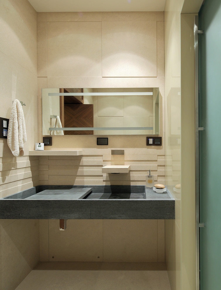 Foto di una stanza da bagno contemporanea con pareti beige e lavabo integrato