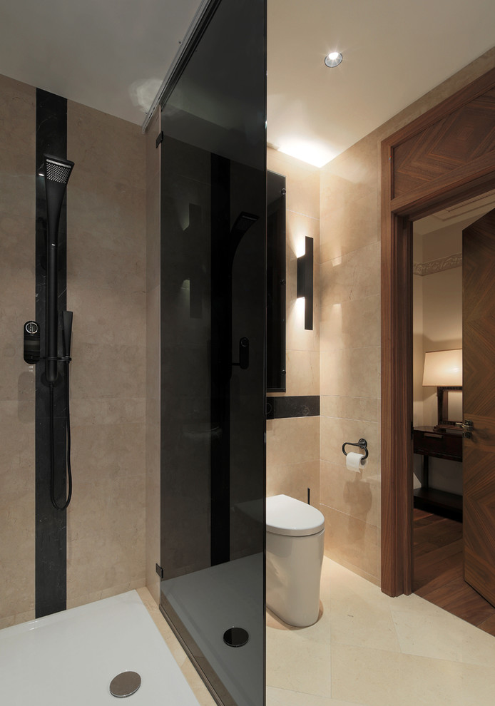 Ejemplo de cuarto de baño contemporáneo con sanitario de dos piezas, baldosas y/o azulejos beige y paredes beige