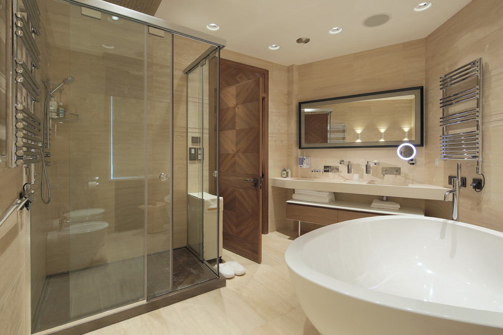 Idéer för att renovera ett funkis en-suite badrum, med en hörndusch och beige väggar