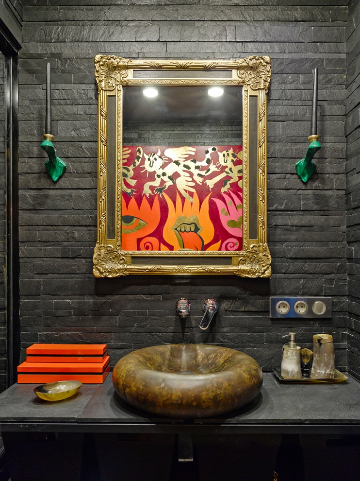 Свежая идея для дизайна: ванная комната в стиле фьюжн с черной плиткой и настольной раковиной - отличное фото интерьера