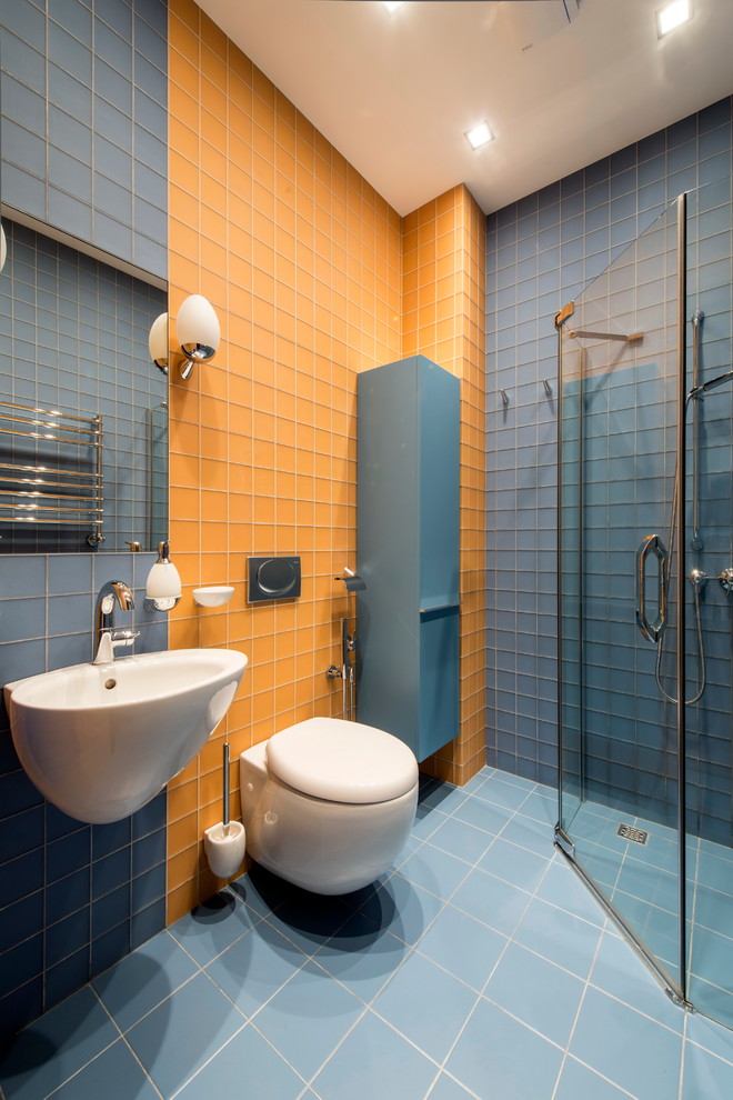 Пример оригинального дизайна: детская ванная комната среднего размера с душем в нише, инсталляцией, синей плиткой, стеклянной плиткой, разноцветными стенами и полом из керамической плитки