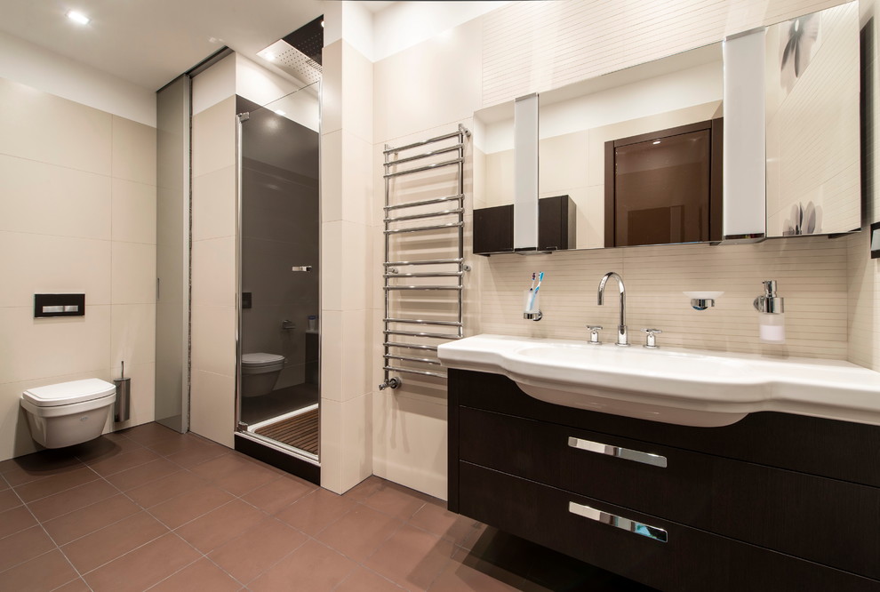 Inredning av ett mellanstort en-suite badrum, med en dusch i en alkov, en vägghängd toalettstol, beige väggar och klinkergolv i keramik