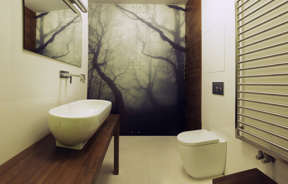 Idée de décoration pour une petite salle de bain principale design avec un placard sans porte, des portes de placard blanches, un carrelage blanc, des carreaux de céramique, un mur blanc, un sol en carrelage de céramique et un plan de toilette en bois.