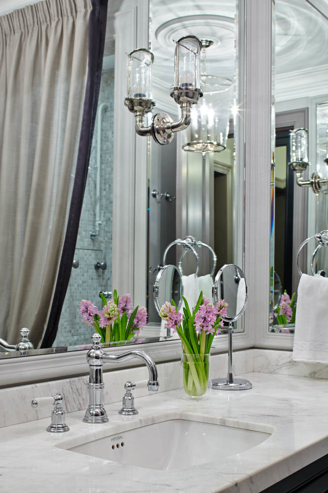 Свежая идея для дизайна: ванная комната в стиле неоклассика (современная классика) с врезной раковиной и мраморной столешницей - отличное фото интерьера