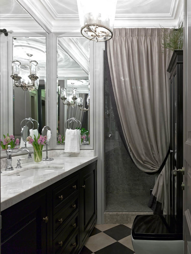 Foto di una stanza da bagno con doccia chic con doccia alcova, lavabo sottopiano, ante con bugna sagomata, ante nere, top in marmo e porta doccia a battente