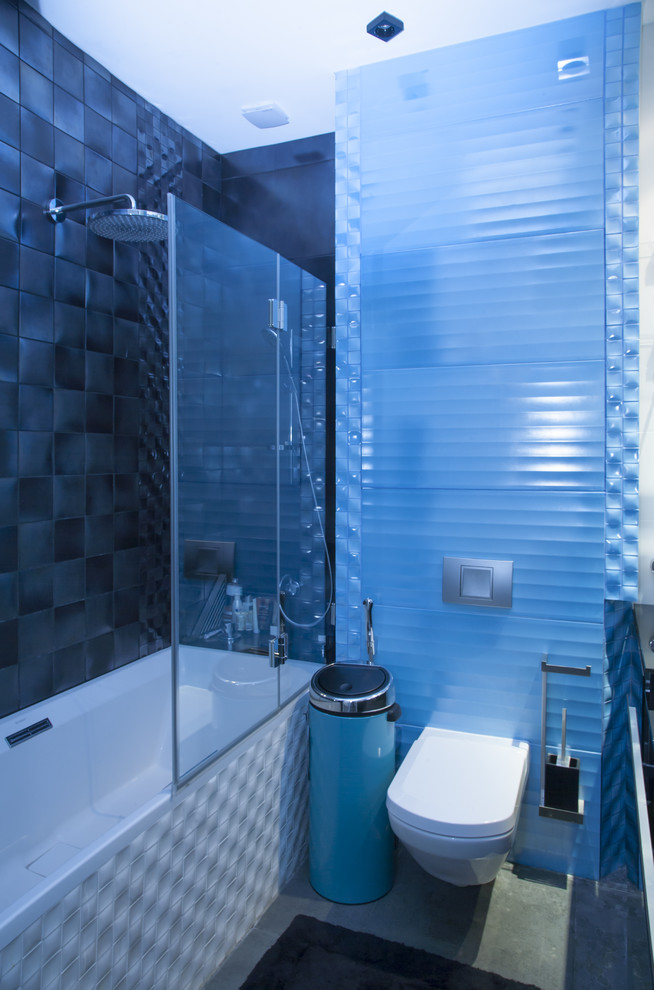 Foto di una stanza da bagno minimal di medie dimensioni con top in vetro, piastrelle blu, piastrelle in ceramica, pareti blu e pavimento con piastrelle in ceramica