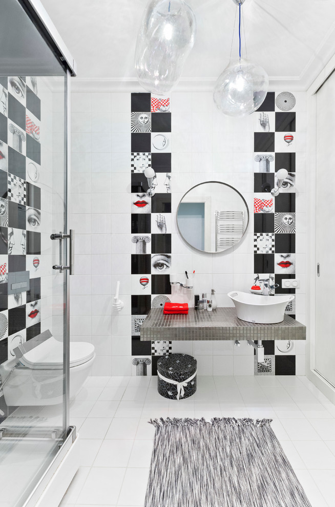 Источник вдохновения для домашнего уюта: ванная комната в современном стиле с инсталляцией, белой плиткой, черно-белой плиткой, разноцветными стенами, душевой кабиной и настольной раковиной