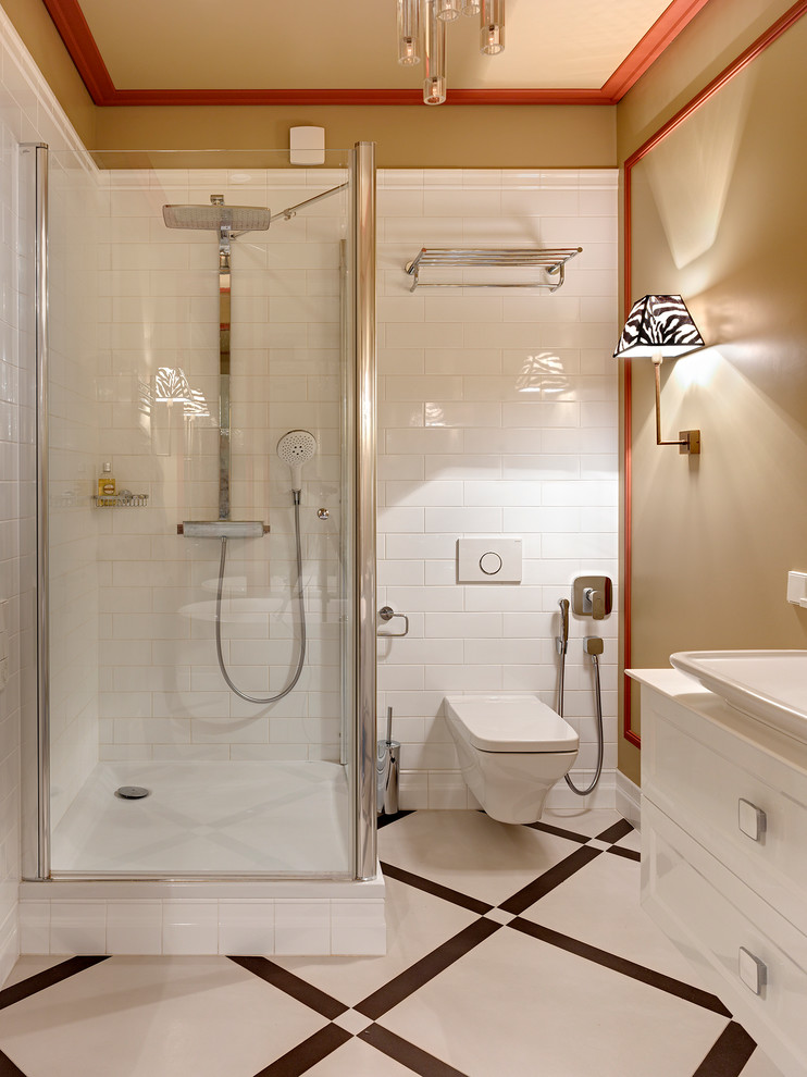 Стильный дизайн: ванная комната: освещение в современном стиле с фасадами с утопленной филенкой, белыми фасадами, угловым душем, инсталляцией, белой плиткой, бежевыми стенами, душевой кабиной, настольной раковиной, полом из керамогранита, столешницей из искусственного камня, белым полом и душем с распашными дверями - последний тренд