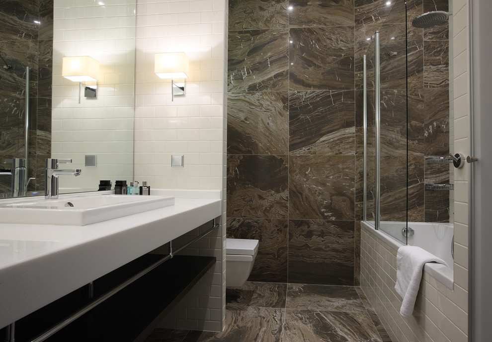 Idee per una stanza da bagno padronale design con vasca ad alcova, WC sospeso, piastrelle bianche, piastrelle marroni, pareti marroni e lavabo da incasso