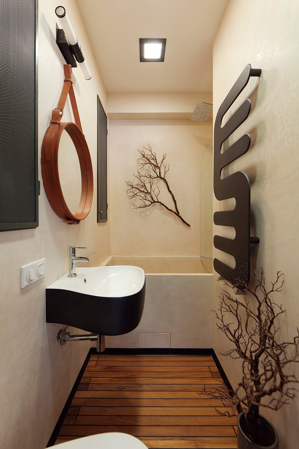 Ispirazione per una stretta e lunga stanza da bagno padronale minimal con vasca ad alcova, vasca/doccia, pareti beige e lavabo sospeso