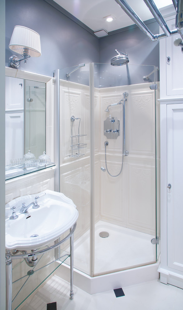 Идея дизайна: ванная комната среднего размера в классическом стиле с серыми фасадами, серой плиткой, керамической плиткой, серыми стенами и полом из керамической плитки