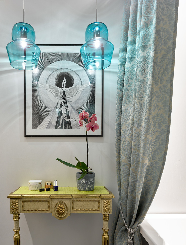 Stilmix Badezimmer En Suite mit Badewanne in Nische, weißer Wandfarbe und Duschvorhang-Duschabtrennung in Sonstige