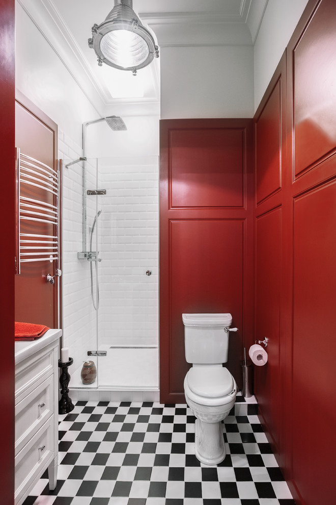 Eklektisk inredning av ett badrum, med en dusch i en alkov och röda väggar