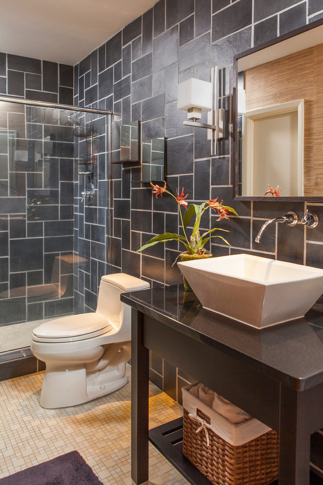 アトランタにあるトランジショナルスタイルのおしゃれな浴室 (ベッセル式洗面器、アルコーブ型シャワー、一体型トイレ	、グレーのタイル) の写真