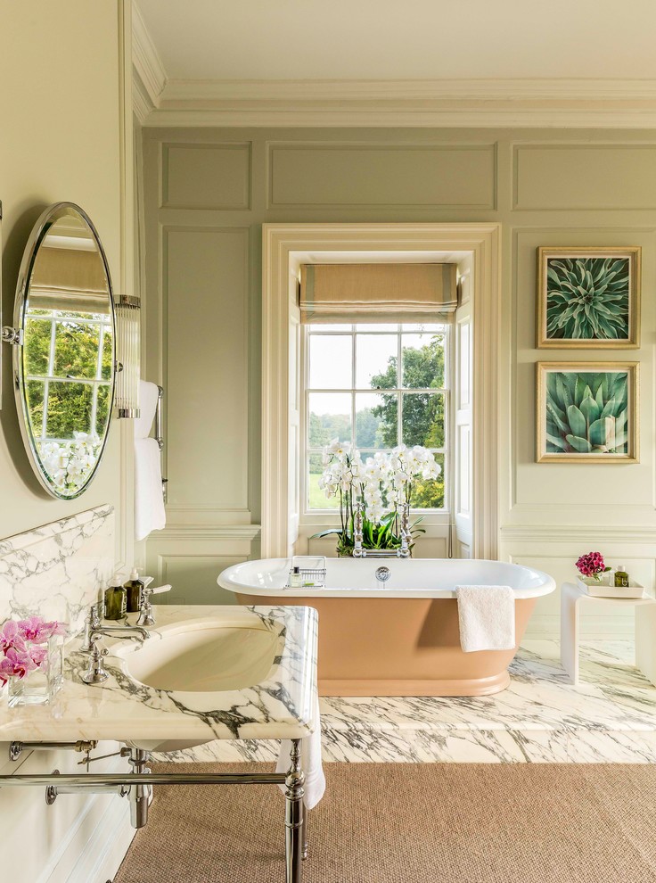 Großes Klassisches Badezimmer mit freistehender Badewanne, grüner Wandfarbe, Marmorboden, Waschtischkonsole und weißem Boden in Sonstige