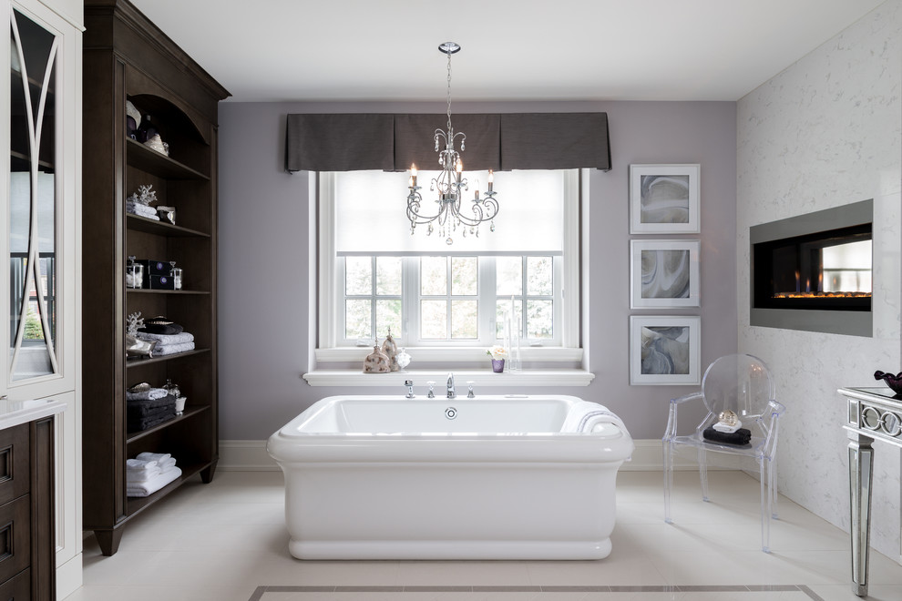 Свежая идея для дизайна: главная ванная комната в классическом стиле с открытыми фасадами, темными деревянными фасадами, отдельно стоящей ванной, фиолетовыми стенами и окном - отличное фото интерьера