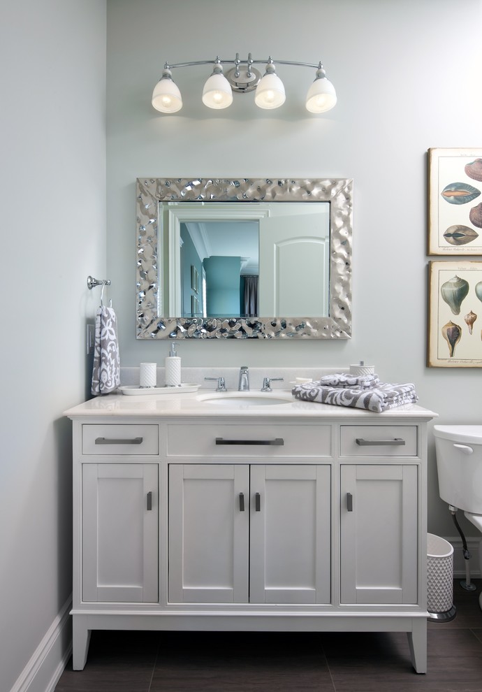 Klassisches Badezimmer mit Unterbauwaschbecken, weißen Schränken, Wandtoilette mit Spülkasten und Schrankfronten im Shaker-Stil in Toronto