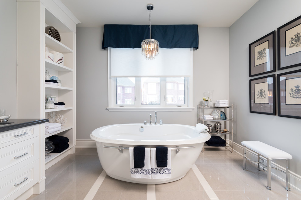 Esempio di una stanza da bagno classica con ante bianche, vasca freestanding, pareti grigie e ante con riquadro incassato
