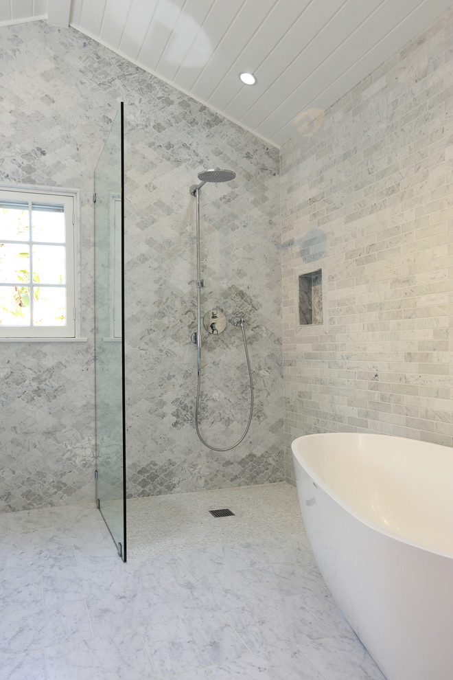 Diseño de cuarto de baño gris y blanco tradicional renovado con bañera exenta y ducha a ras de suelo