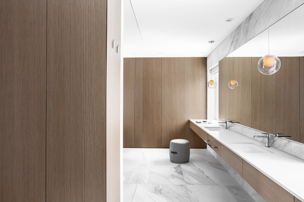 Idée de décoration pour une grande salle de bain principale minimaliste en bois clair avec un placard à porte plane, une douche à l'italienne, WC suspendus, des carreaux de porcelaine, un sol en carrelage de porcelaine, un lavabo encastré et un plan de toilette en quartz modifié.