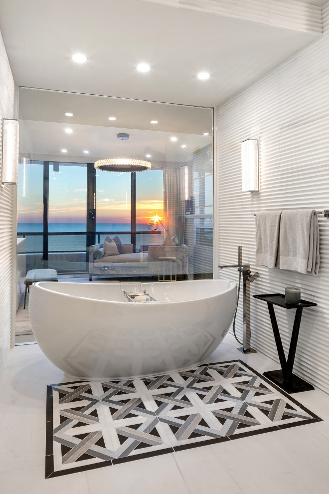 Aménagement d'une salle de bain contemporaine avec une baignoire indépendante, un mur blanc et un sol multicolore.