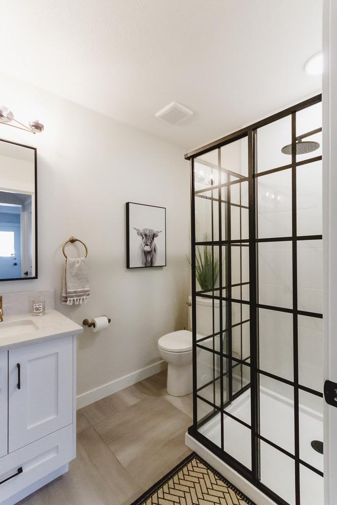 Idées déco pour une petite salle de bain classique avec un placard à porte shaker, des portes de placard blanches, une douche d'angle, WC à poser, un mur blanc, un sol en vinyl, un lavabo encastré, un plan de toilette en quartz modifié, un sol gris, une cabine de douche à porte coulissante et un plan de toilette blanc.