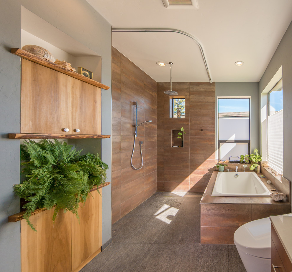 Inspiration för mellanstora moderna en-suite badrum, med dusch med duschdraperi, skåp i mellenmörkt trä, ett platsbyggt badkar, en kantlös dusch, grå väggar, klinkergolv i porslin och grått golv