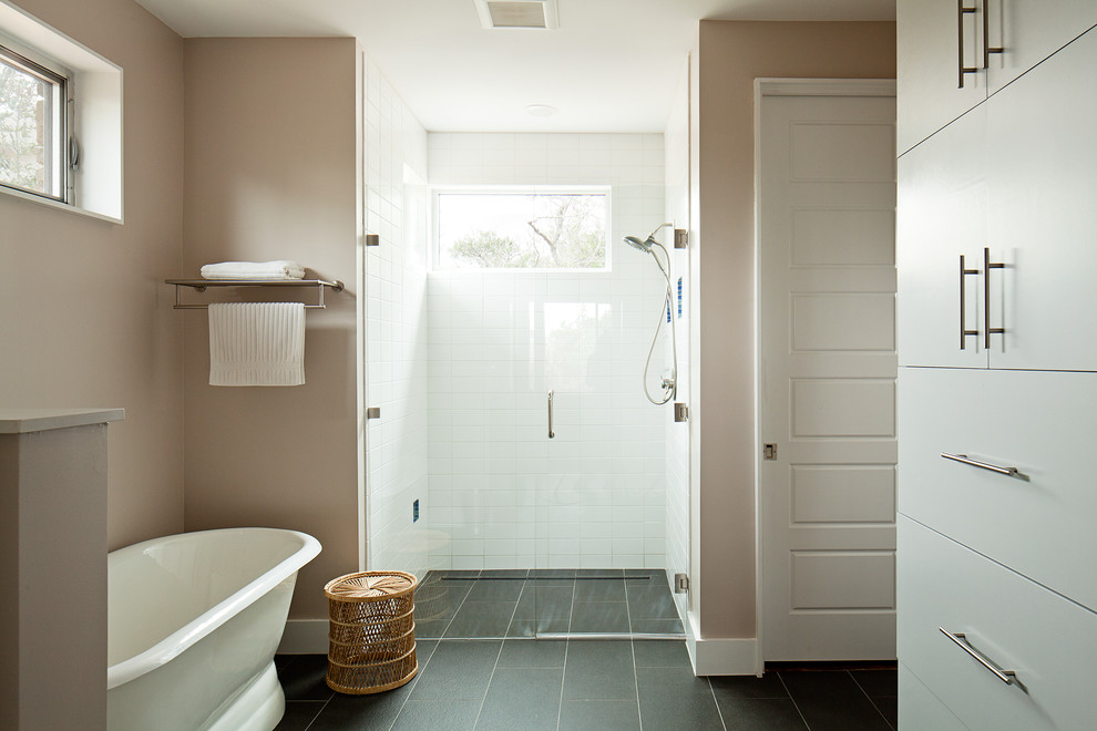 Foto di una stanza da bagno minimalista con ante lisce, ante bianche, vasca freestanding, doccia alcova, piastrelle bianche e pareti beige